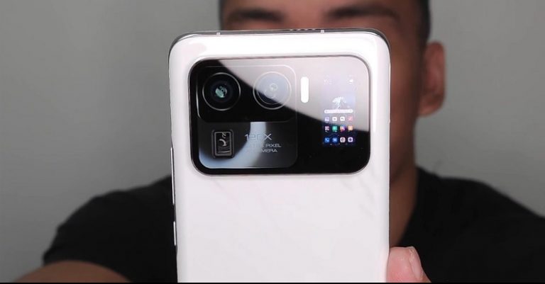 Xiaomi Mi 11 Ultra lộ diện cực ngầu trên tay người dùng: Cụm camera khủng hỗ trợ zoom 120x, đặc biệt có cả màn hình phụ